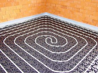 Fußbodenheizung im Noppenplattensystem - verlegtes Rohr auf Noppenplatten